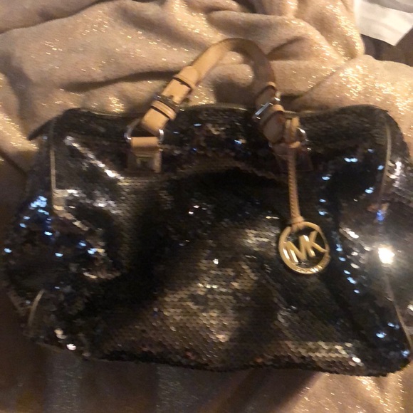 Handbags - Michael Kors. Hand bag
